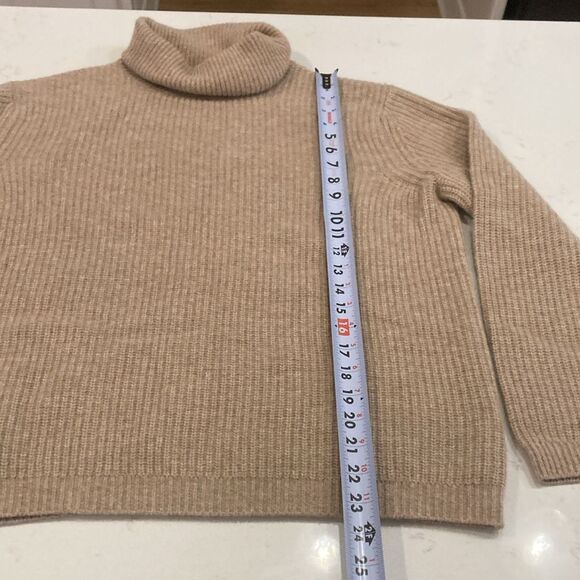 Quince 100% Mongolian Cashmere
Fisherman Turtleneck Sweater Oatmeal Tan Small - Picture 6 of 9
